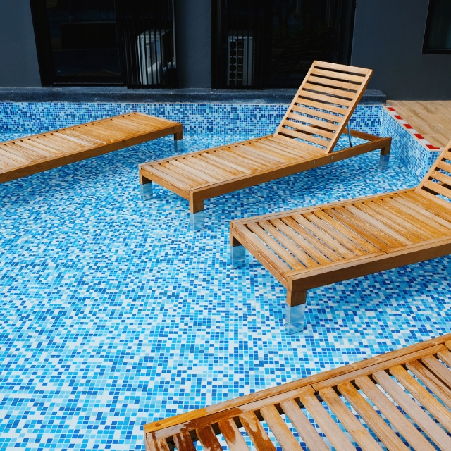so sánh ghế composite và ghế gỗ ngoài trời
