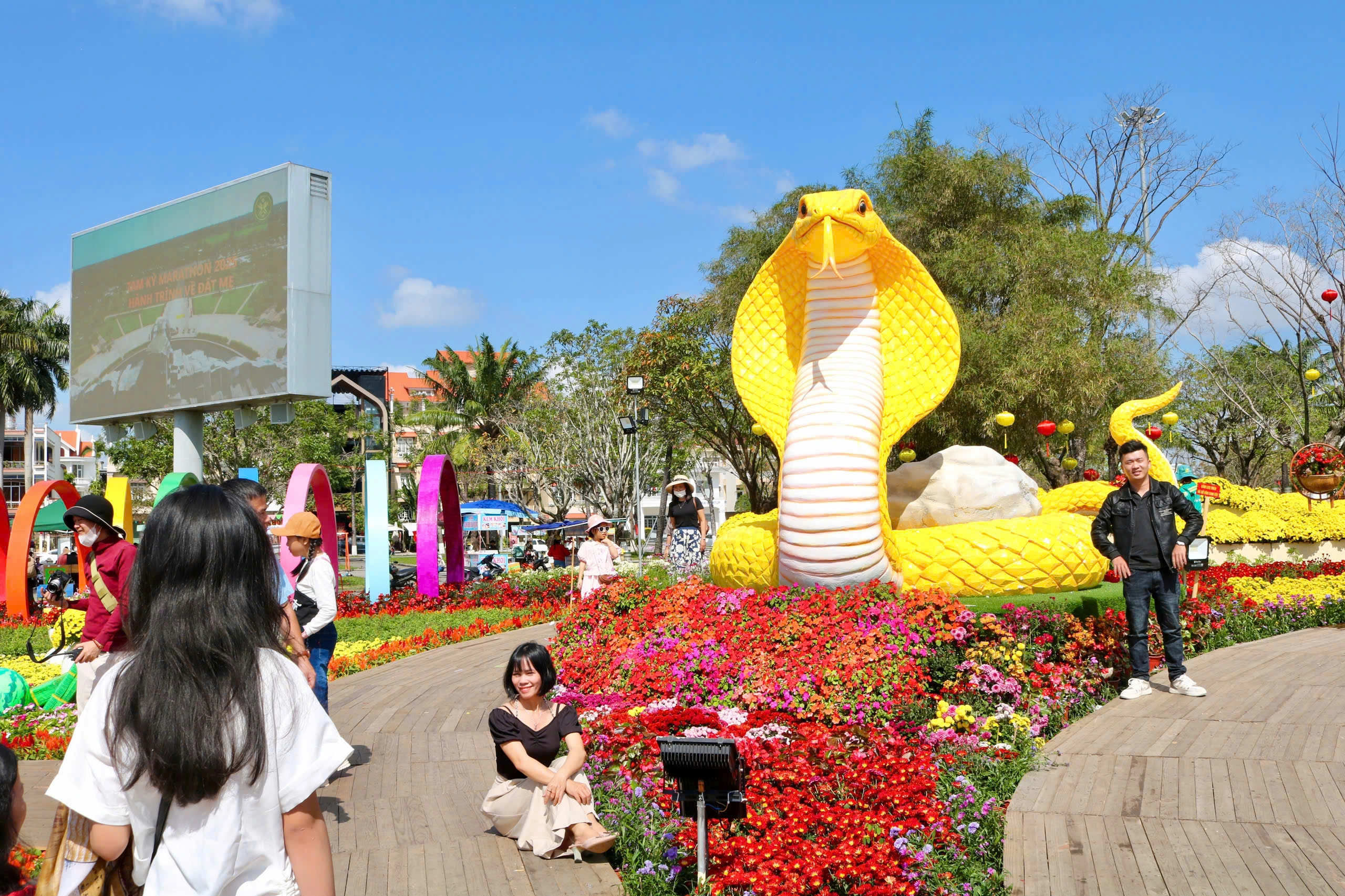 trang trí quảng trường ngày tết