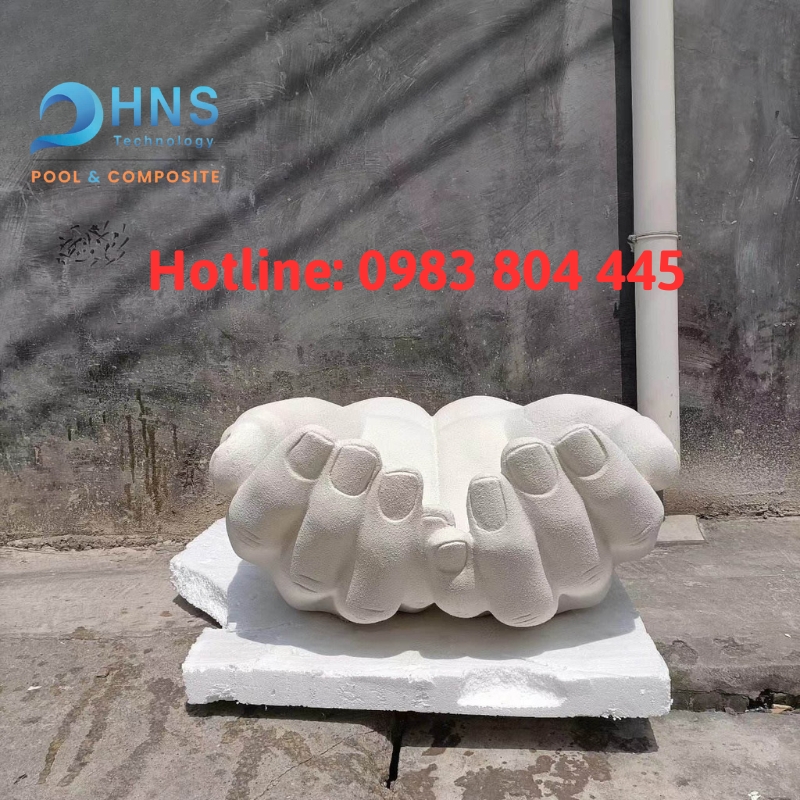 tượng composite bàn tay khổng lồ
